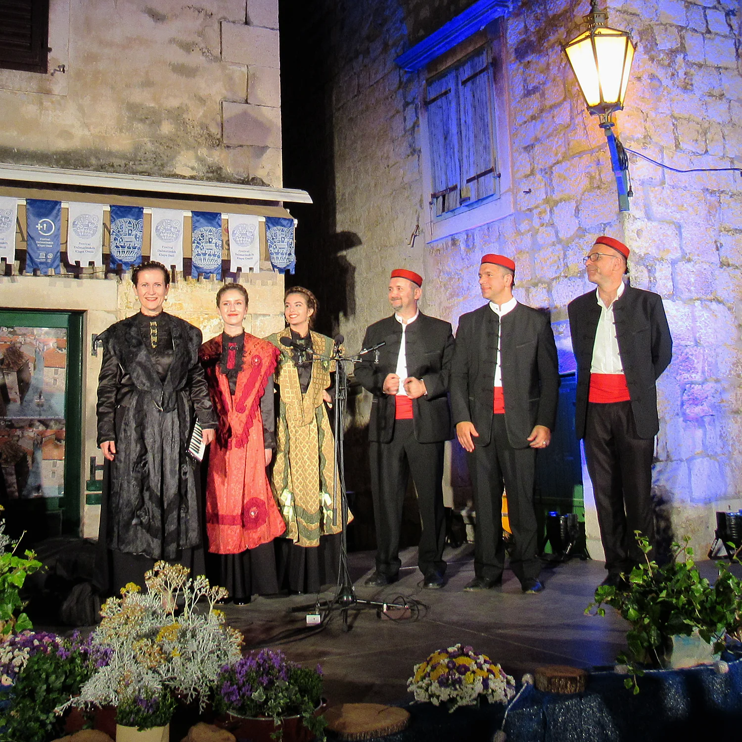Integrantes de Klapa Kartolina en una actuación nocturna.