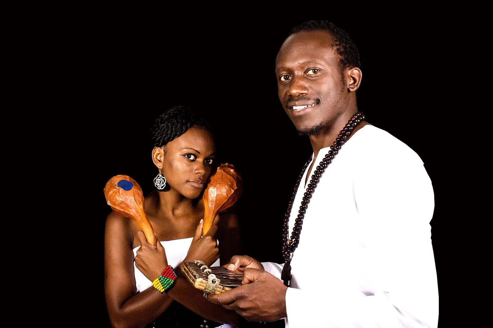 Dos integrantes de Afro Breeze con mbira y sonajas.