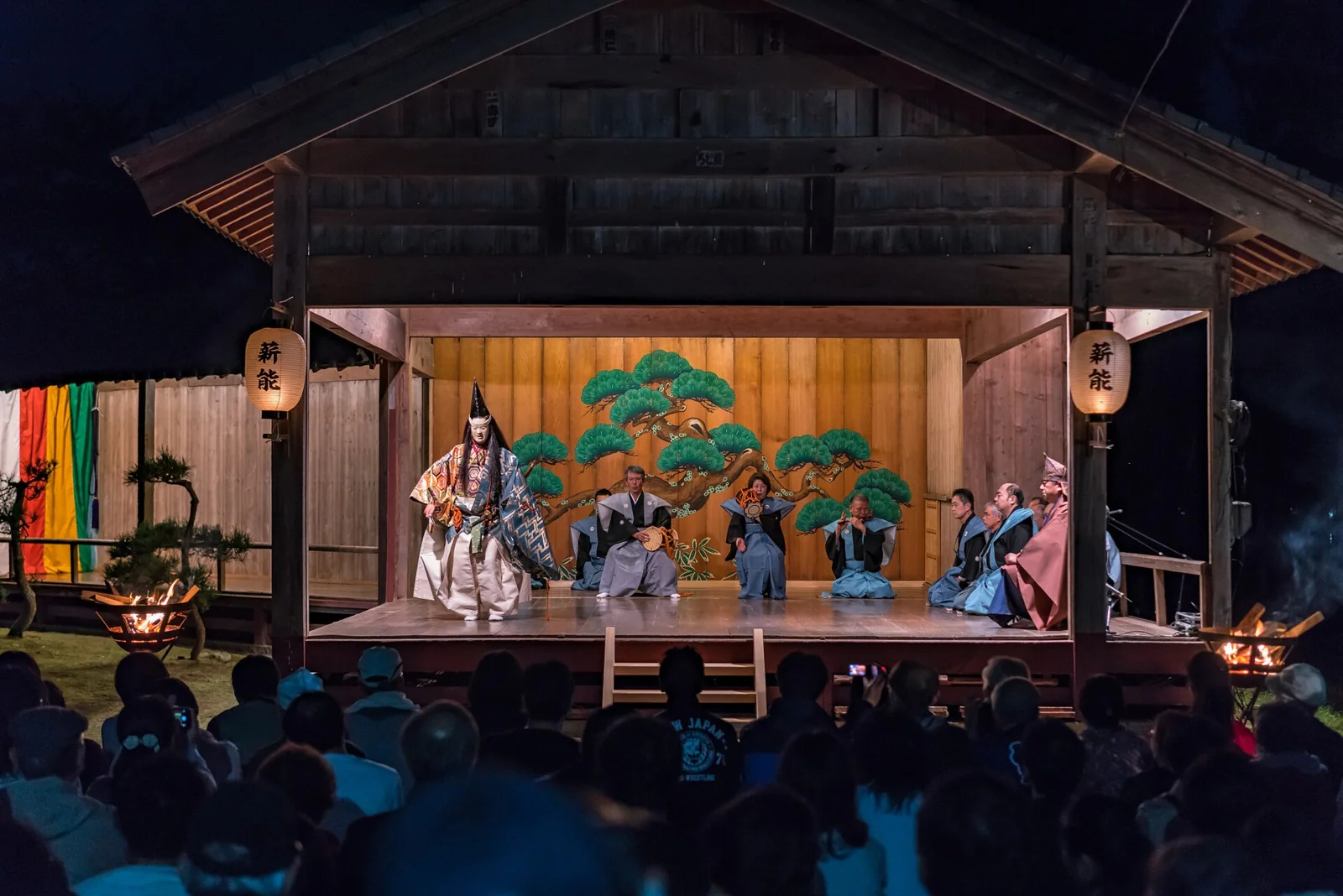 Representación de noh en un escenario de madera.