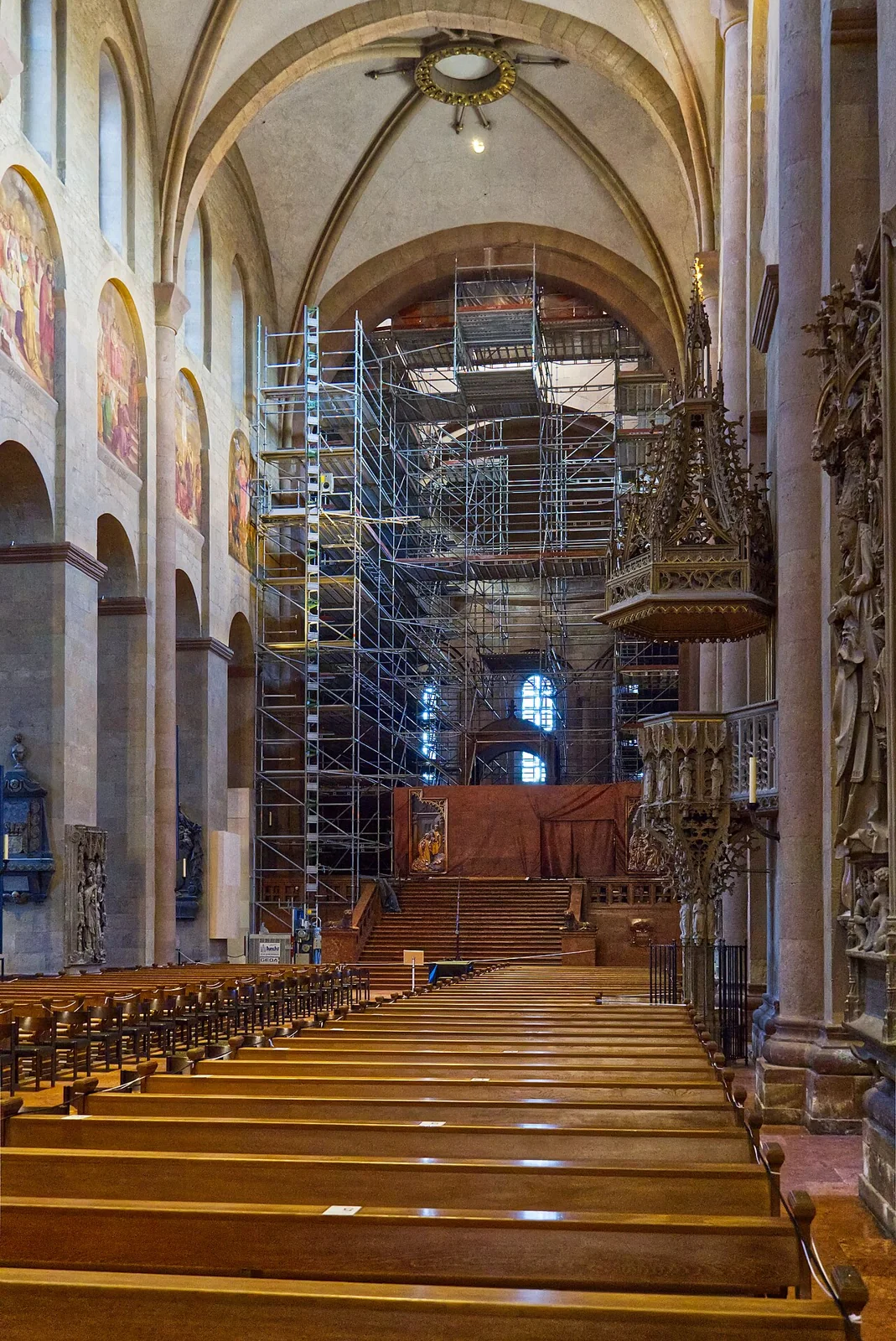 Órgano del coro oriental de la catedral de Maguncia en construcción.