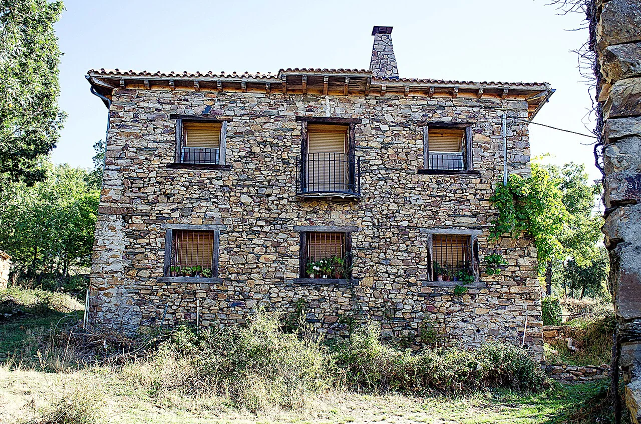 Vivienda de piedra con cubierta de pizarra.