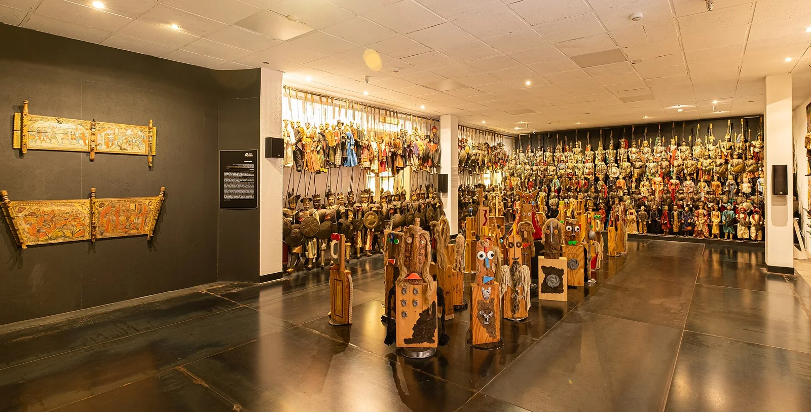 Marionetas y elementos escénicos en un museo de Palermo.