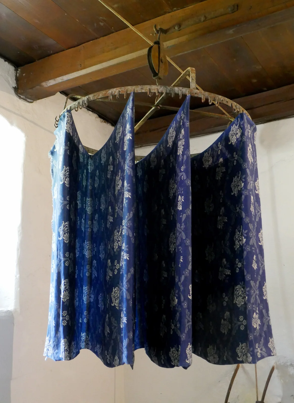 Muestras de tejido azul por reserva colgadas en un museo.