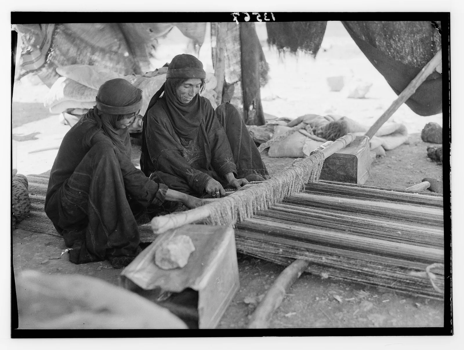 Mujeres beduinas trabajando en un telar horizontal.