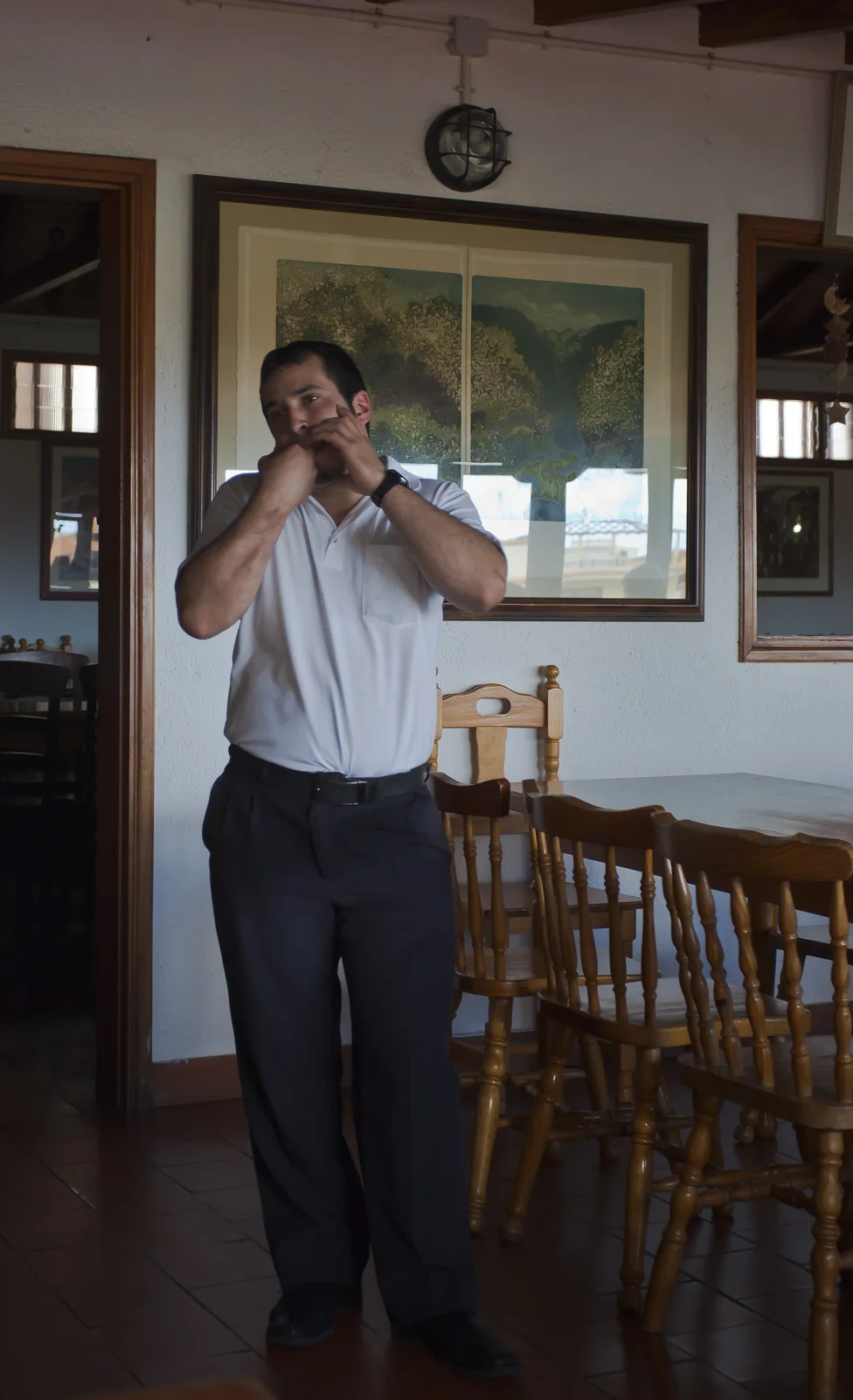 Un hombre realiza una demostración de silbo gomero.
