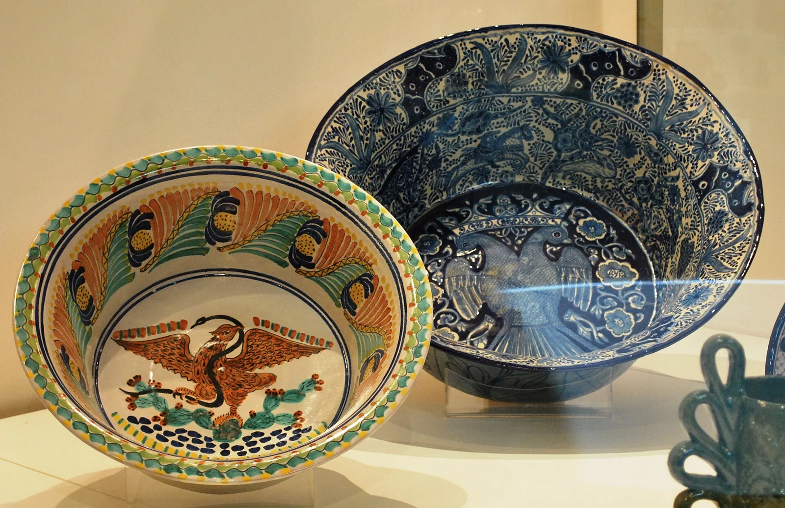 Piezas de cerámica decorada de Puebla expuestas en un museo.