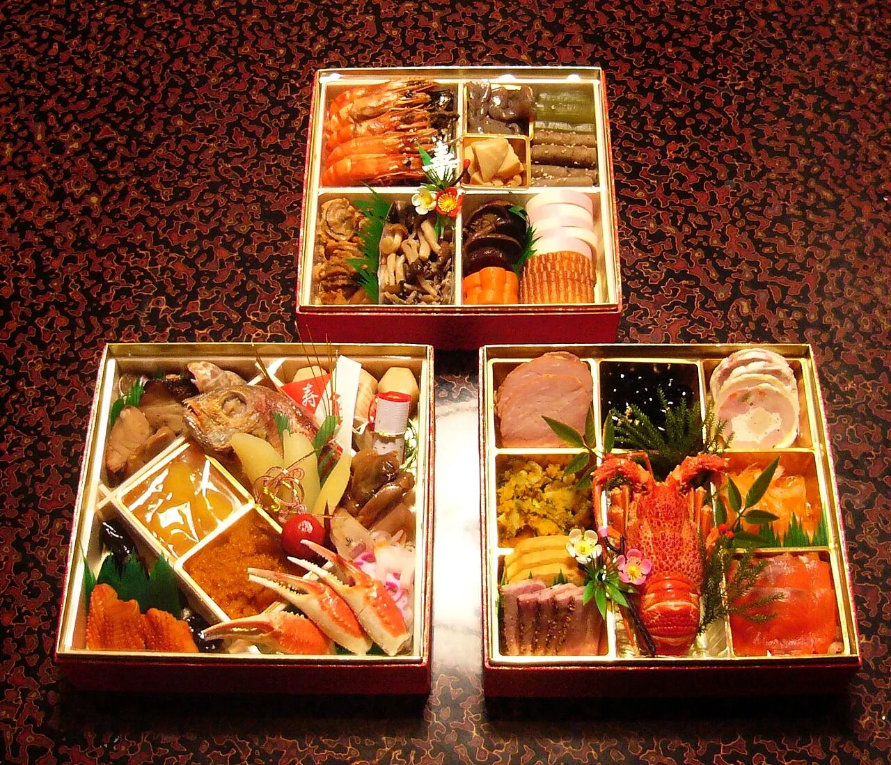 Preparaciones de Año Nuevo japonés en cajas.