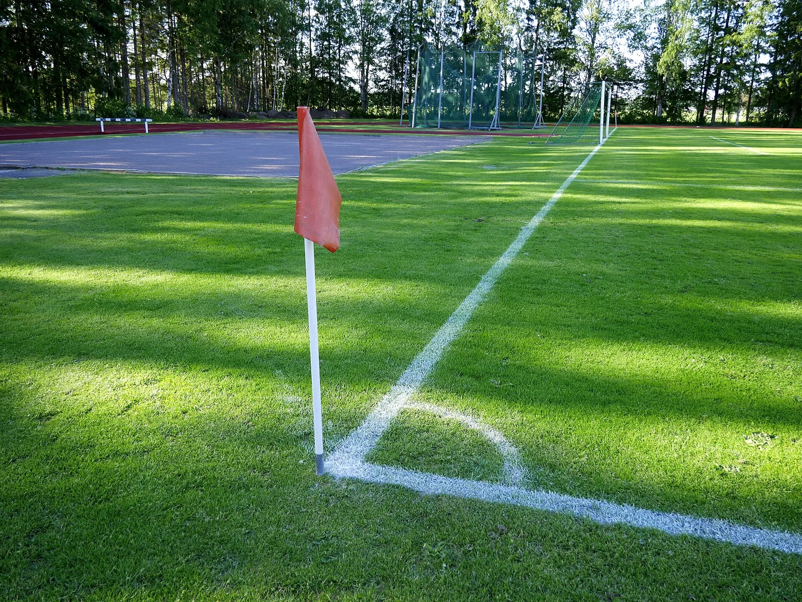 Banderín y líneas de una esquina de un campo de fútbol.