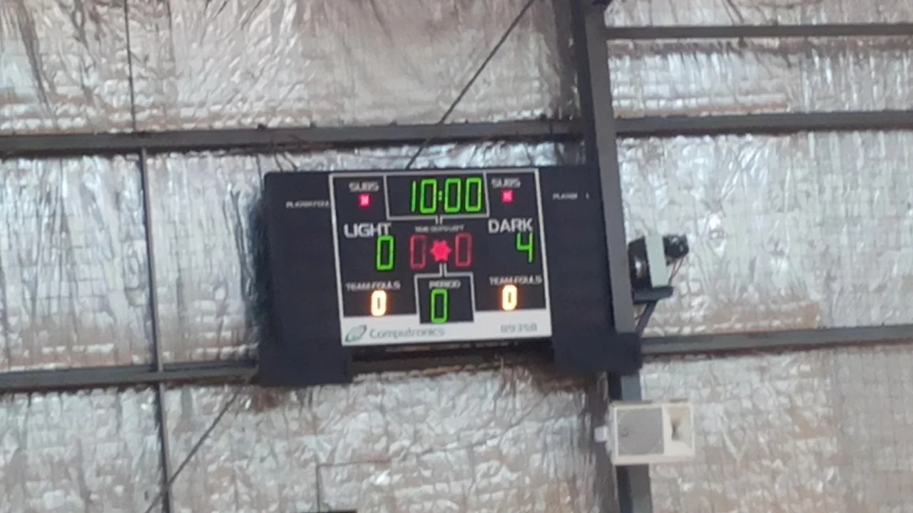 Marcador electrónico en una instalación de baloncesto.