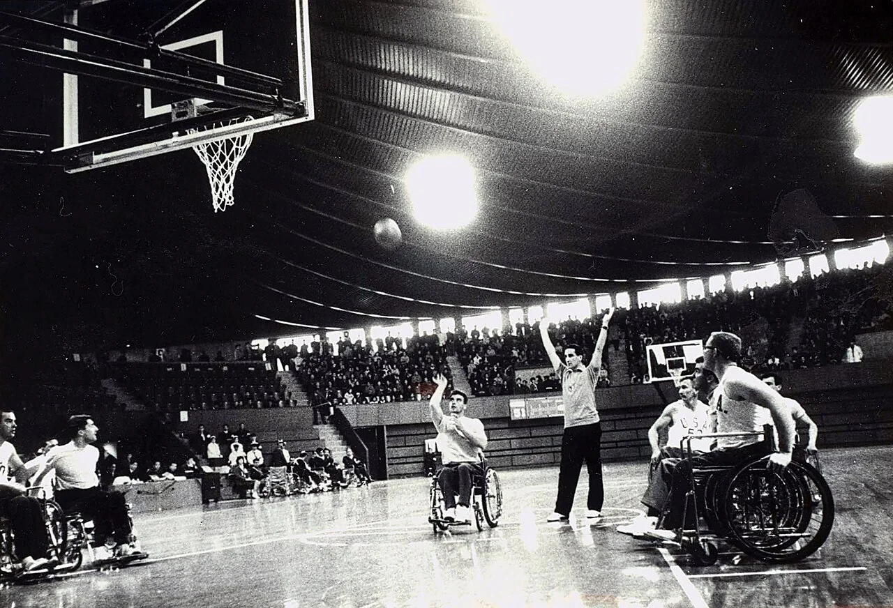 Un jugador de baloncesto en silla prepara un tiro libre.