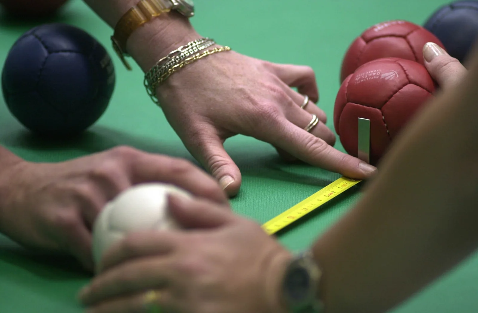 Se mide la separación entre bolas de boccia durante una entrada.