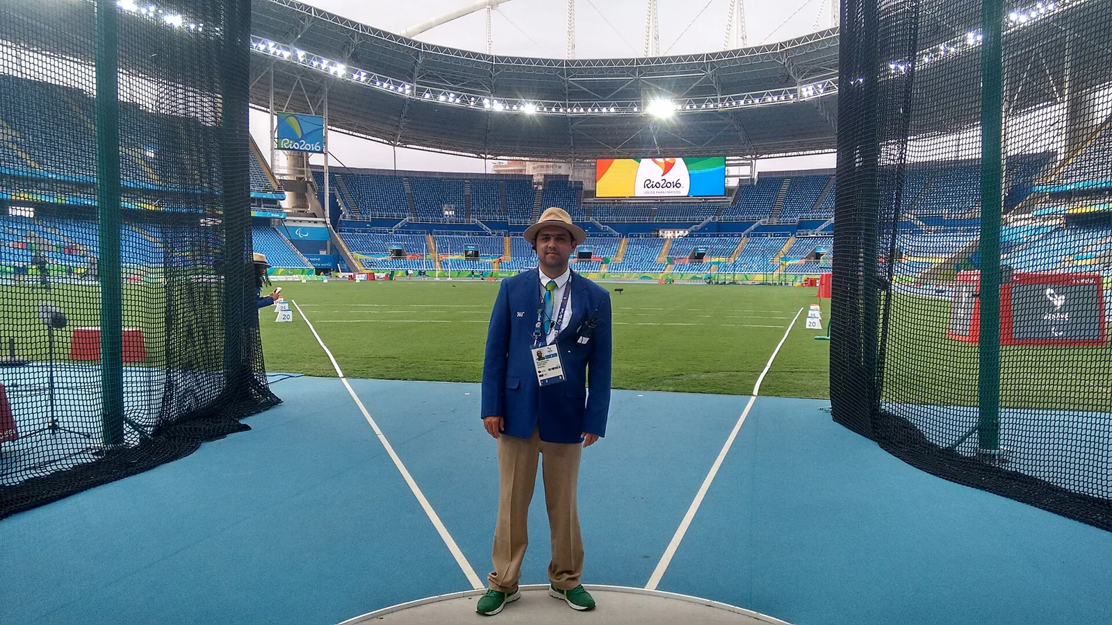 Jaula de protección alrededor de un área de lanzamientos de atletismo.