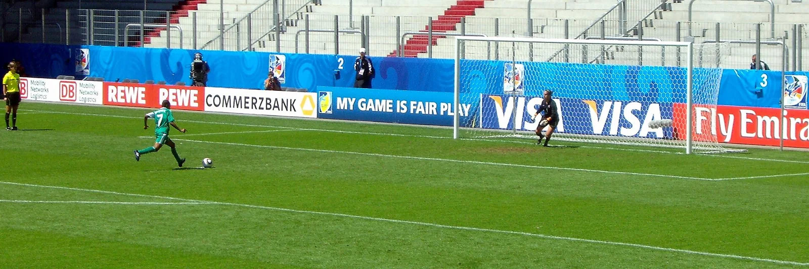 Una futbolista ejecuta un lanzamiento de penalti.