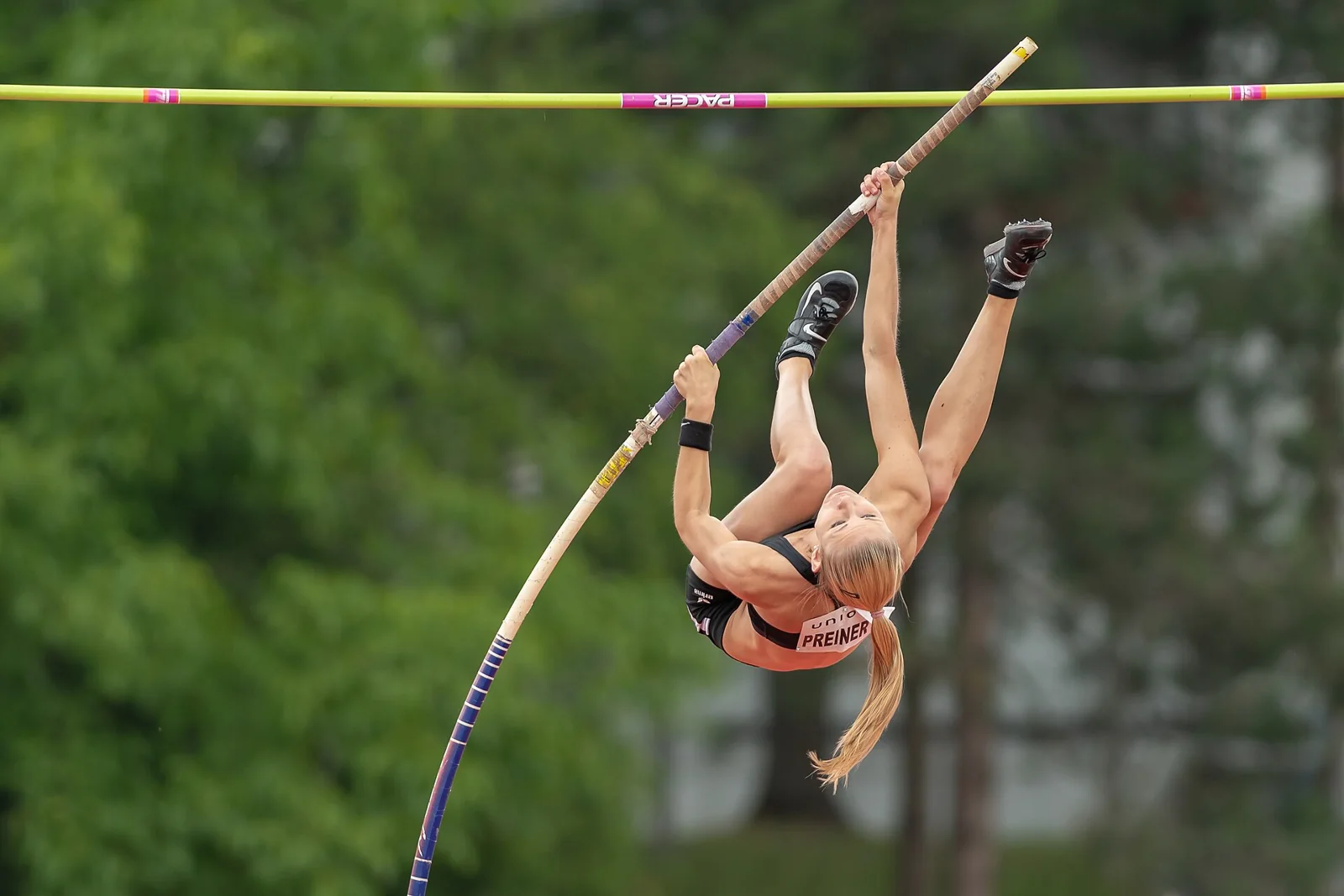 Una atleta participa en una prueba de salto con pértiga.
