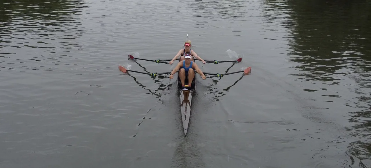 Dos remeras entrenan en una embarcación de doble scull.