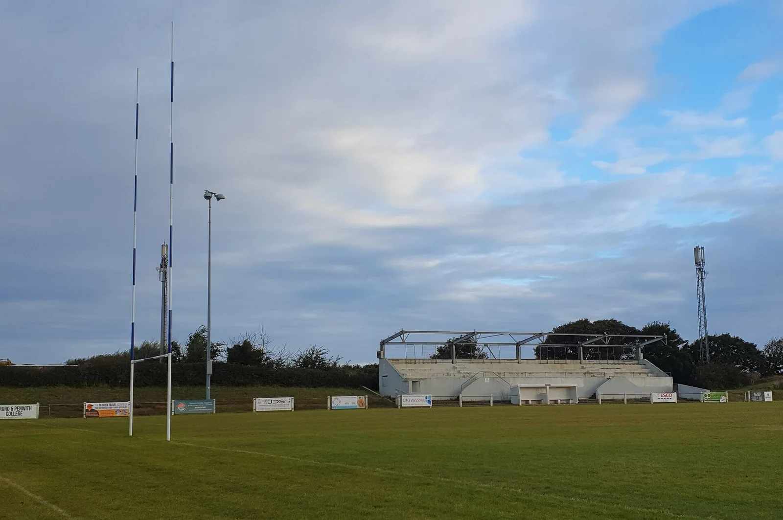 Palos de rugby frente a una grada.