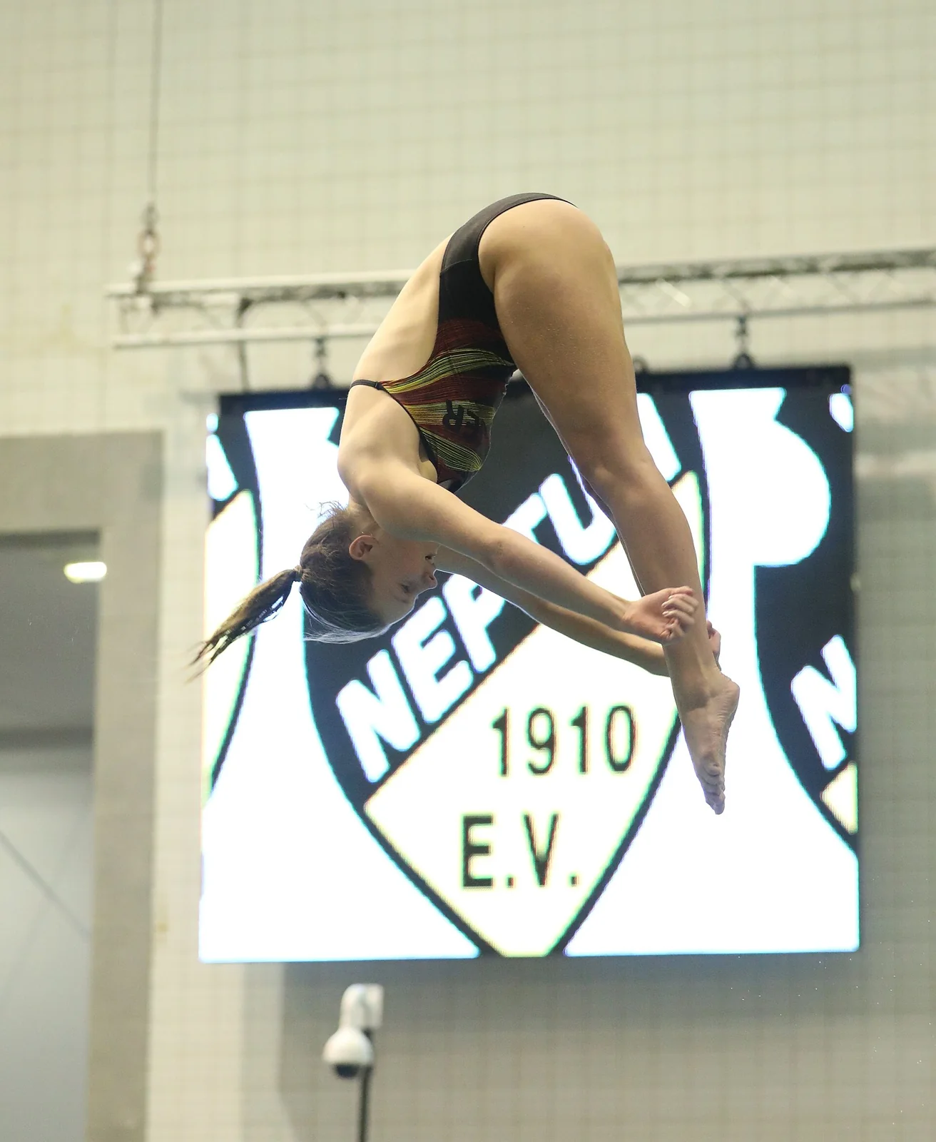 Una deportista realiza un salto de trampolín.