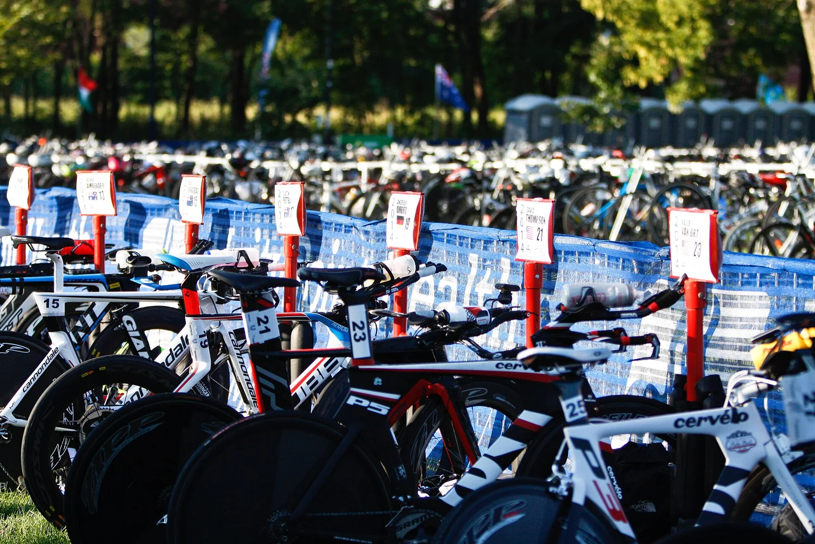 Bicicletas colocadas en la zona de transición de un triatlón.