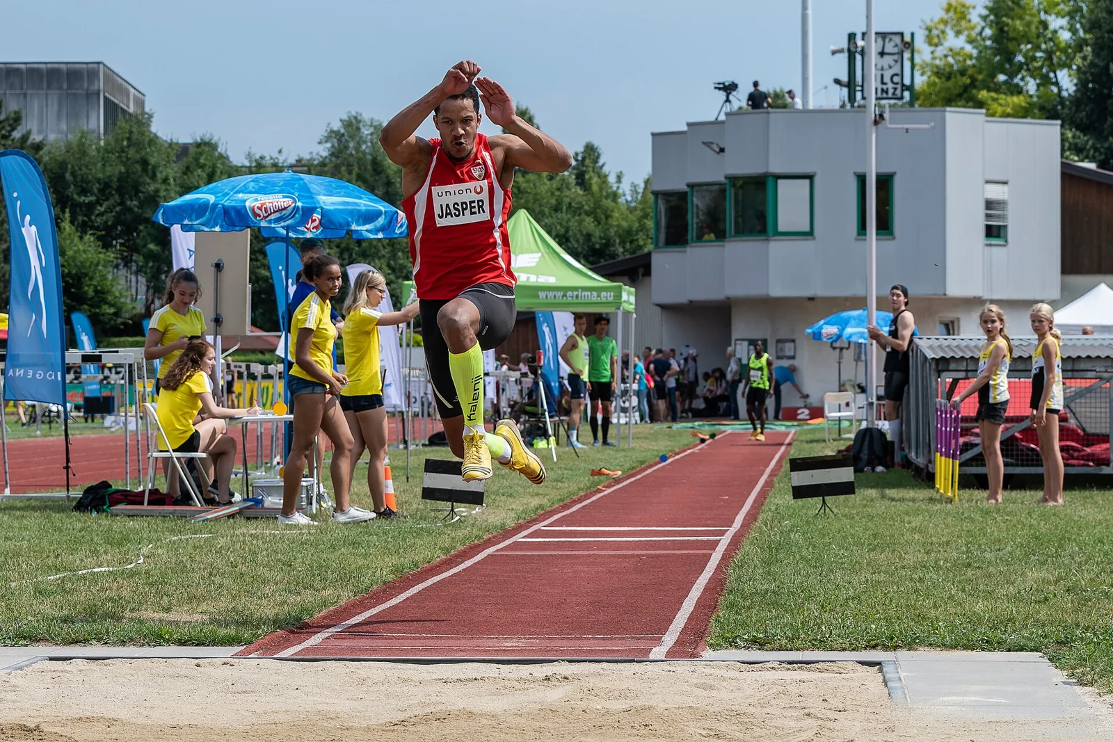 Un atleta ejecuta un intento de triple salto.