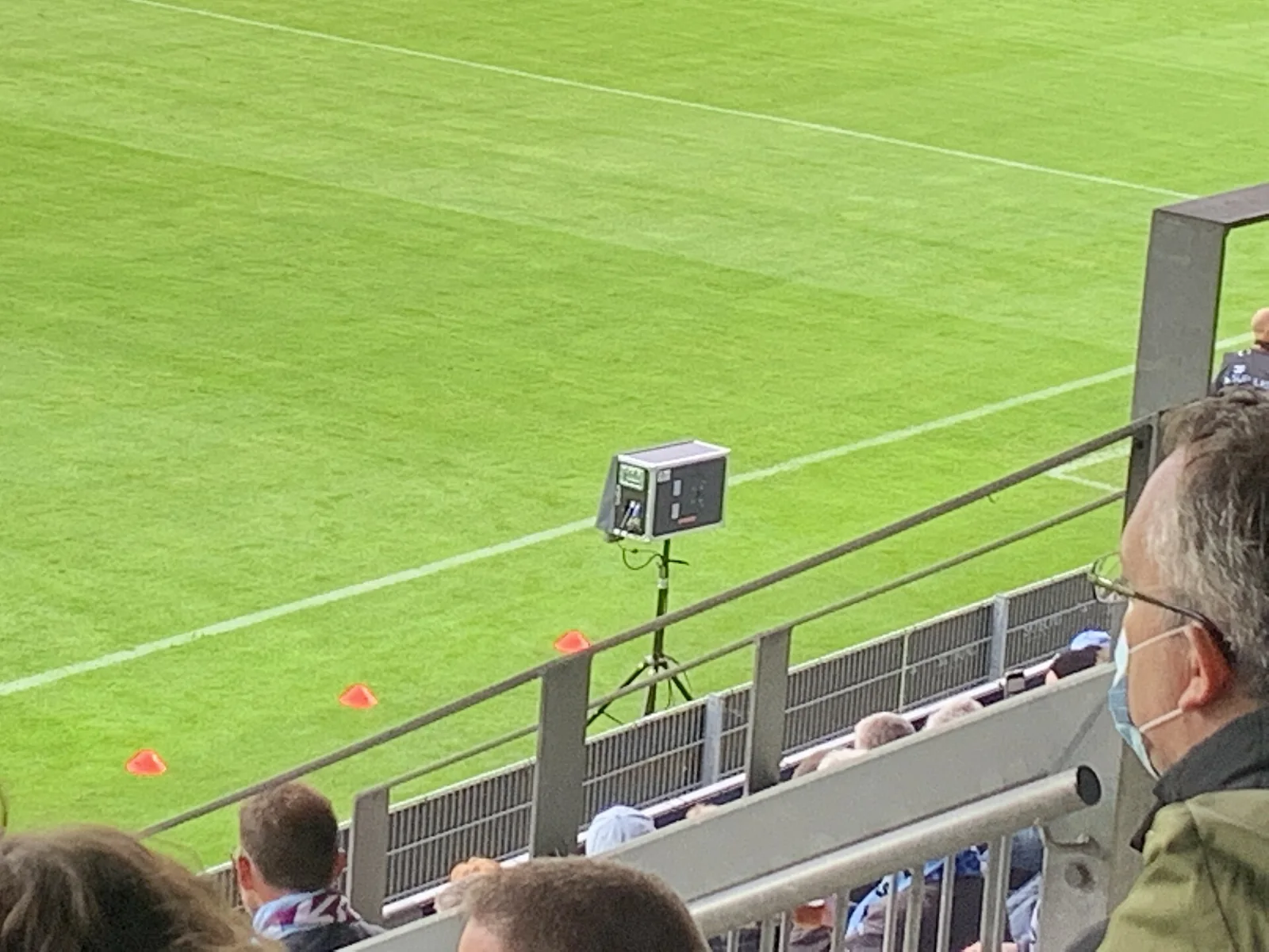 Monitor de revisión de vídeo junto a un terreno de fútbol.