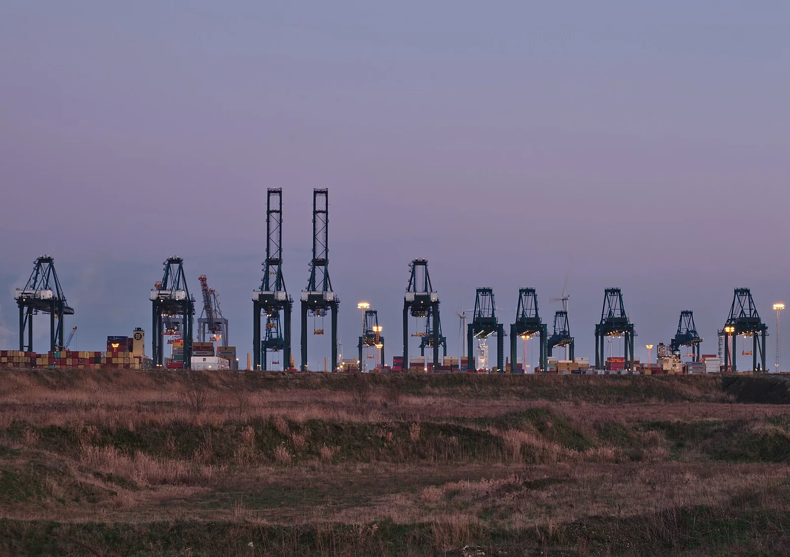 Grúas de contenedores de la terminal MPET en el puerto de Amberes.