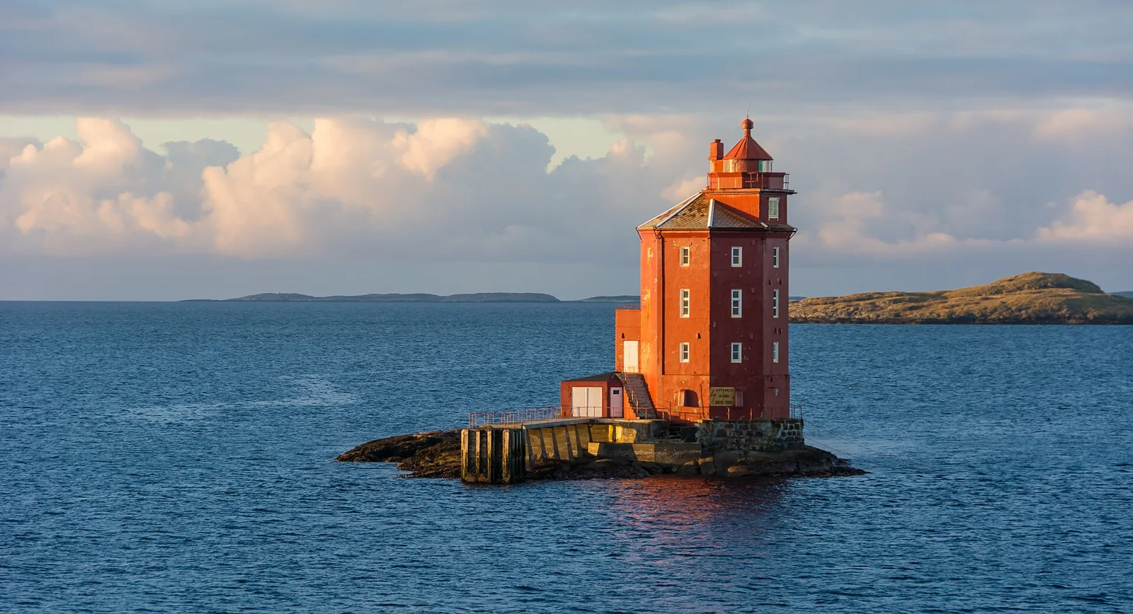 Faro Kjeungskjær en Noruega.