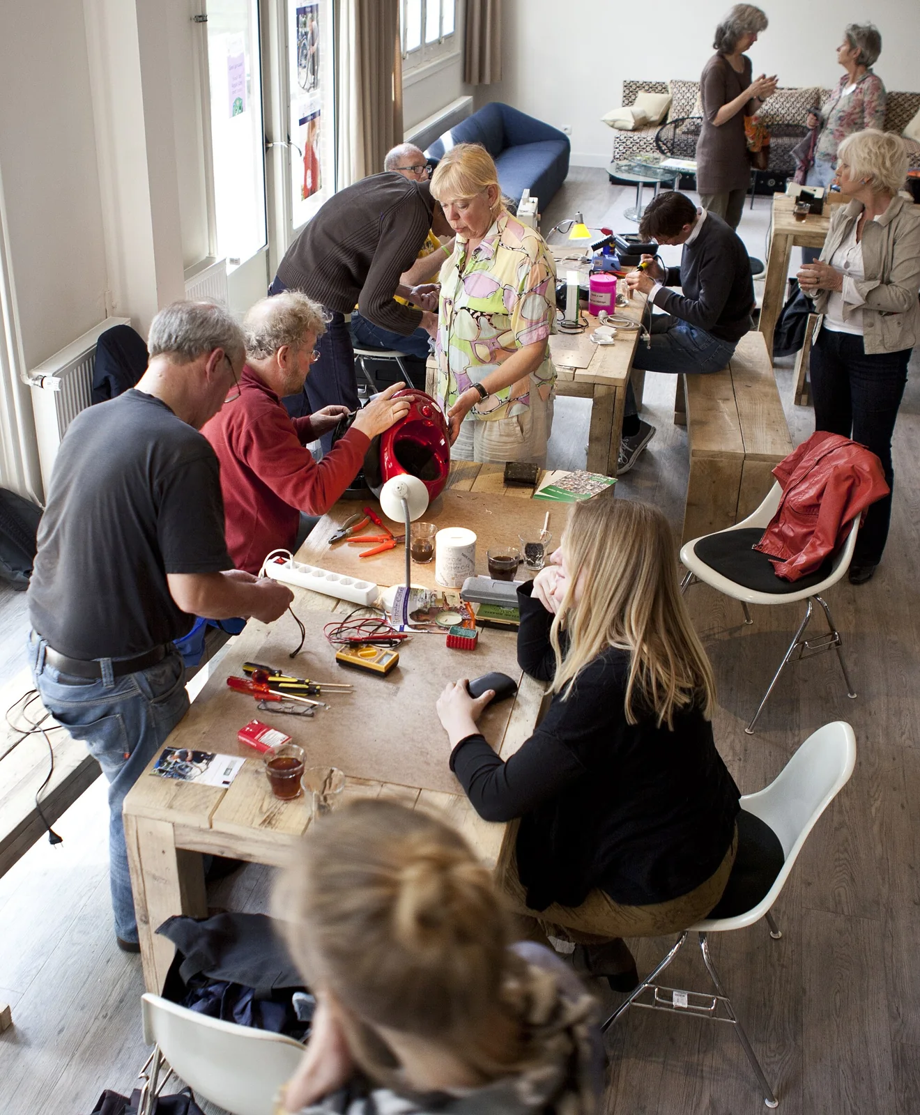 Participantes en un Repair Café.
