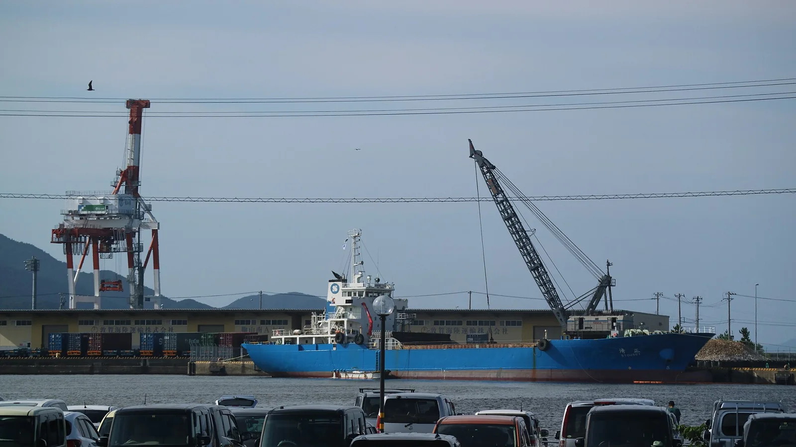 Buque de carga y grúas en el puerto de Tsuruga, Japón, en 2017.
