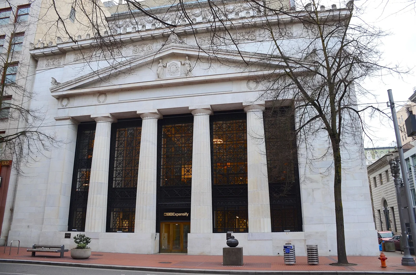 Fachada del First National Bank Building en Portland, en 2018.