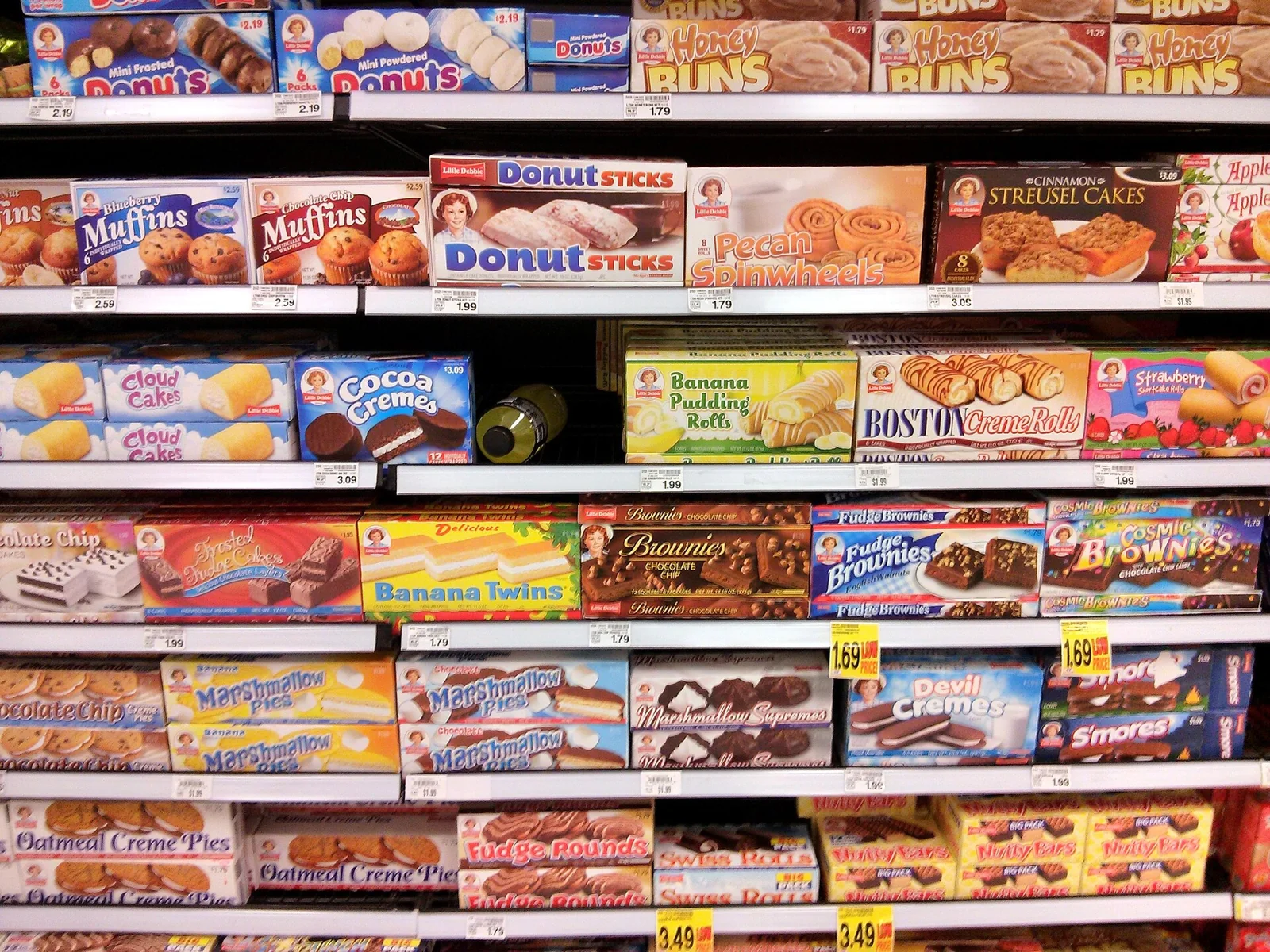 Estanterías de alimentos en una tienda.