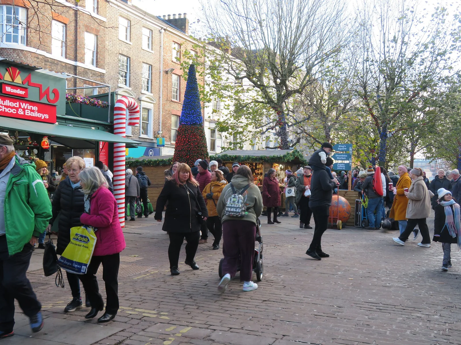 Compras navideñas en Parliament Street.