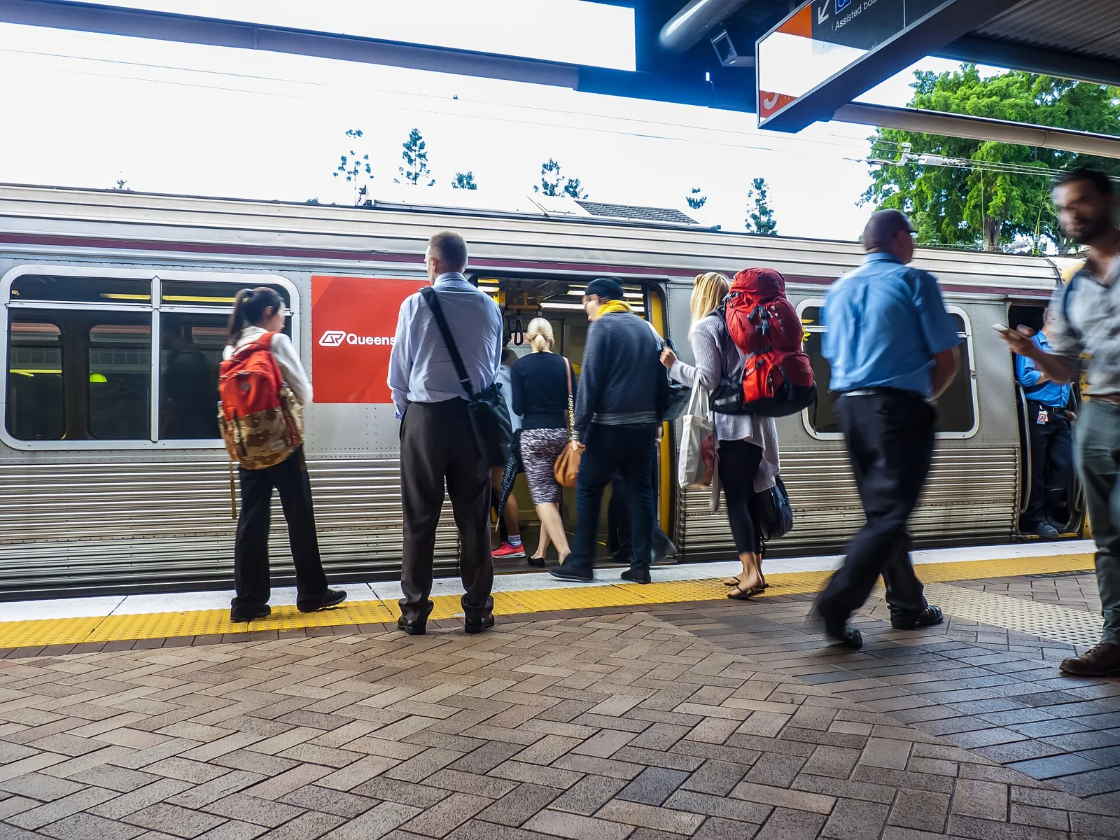 Viajeros en el andén de Roma Street en Brisbane.