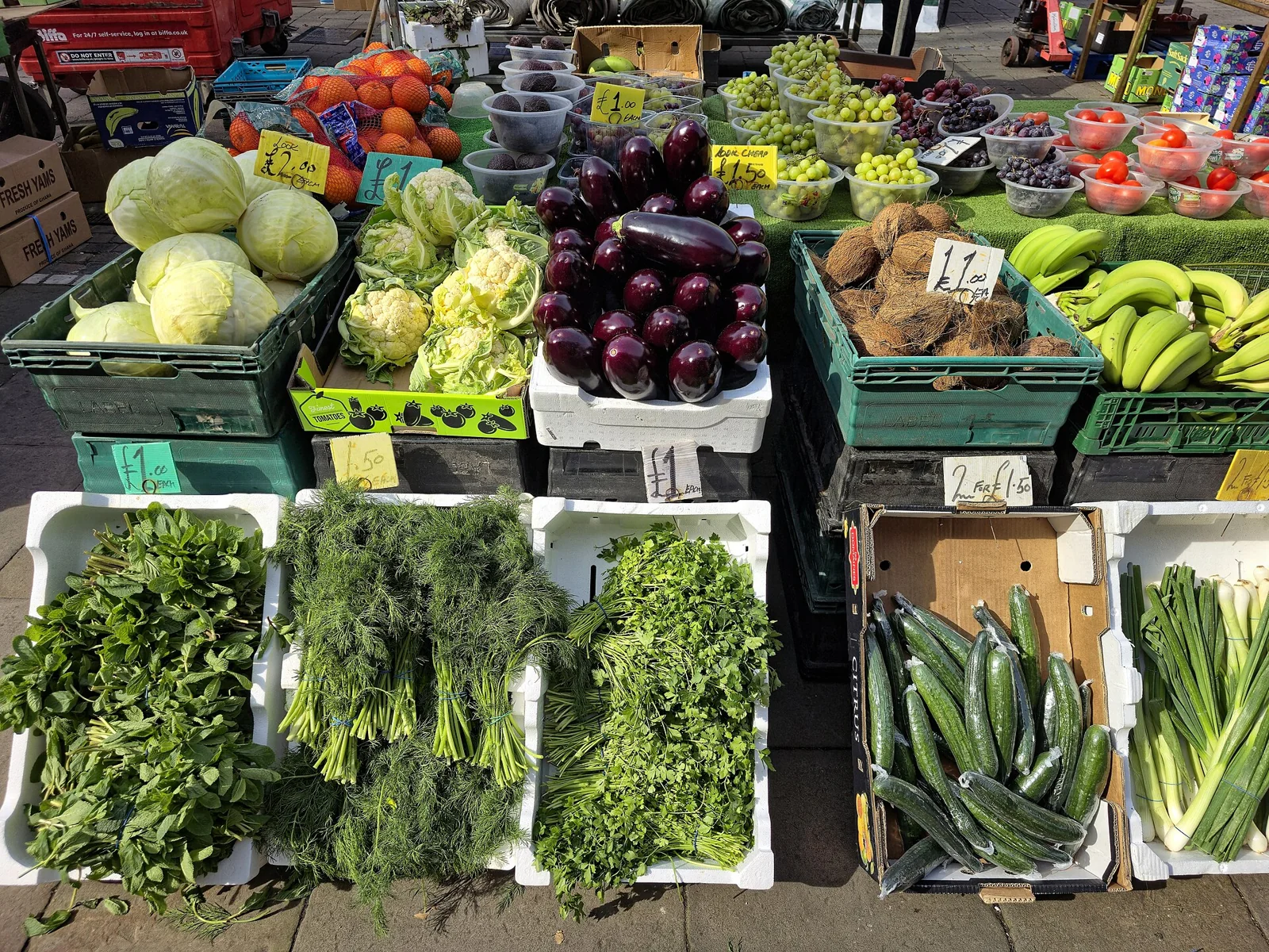 Puesto de frutas y verduras en el mercado de Romford, Londres.