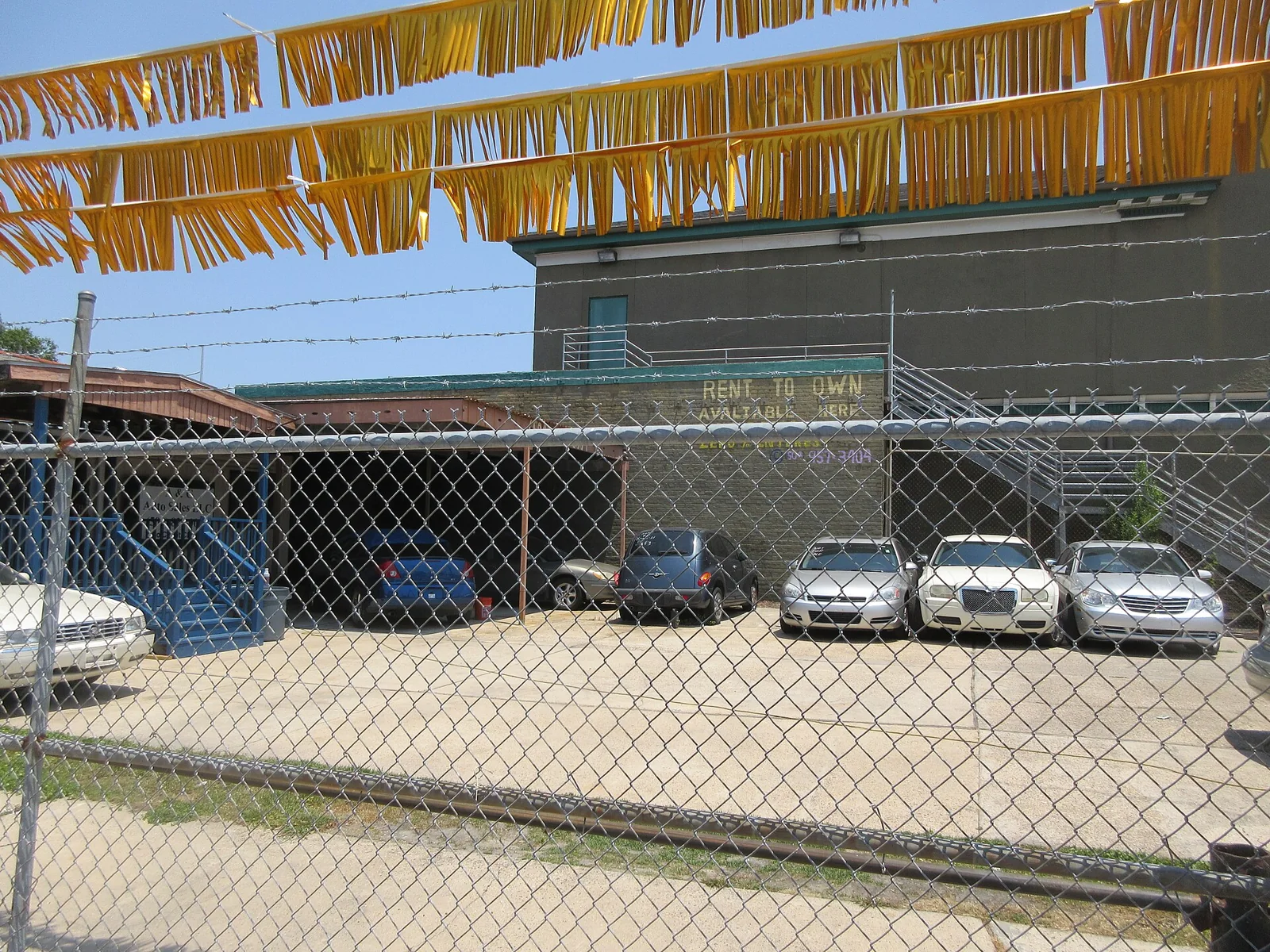 Establecimiento de vehículos usados en Nueva Orleans.