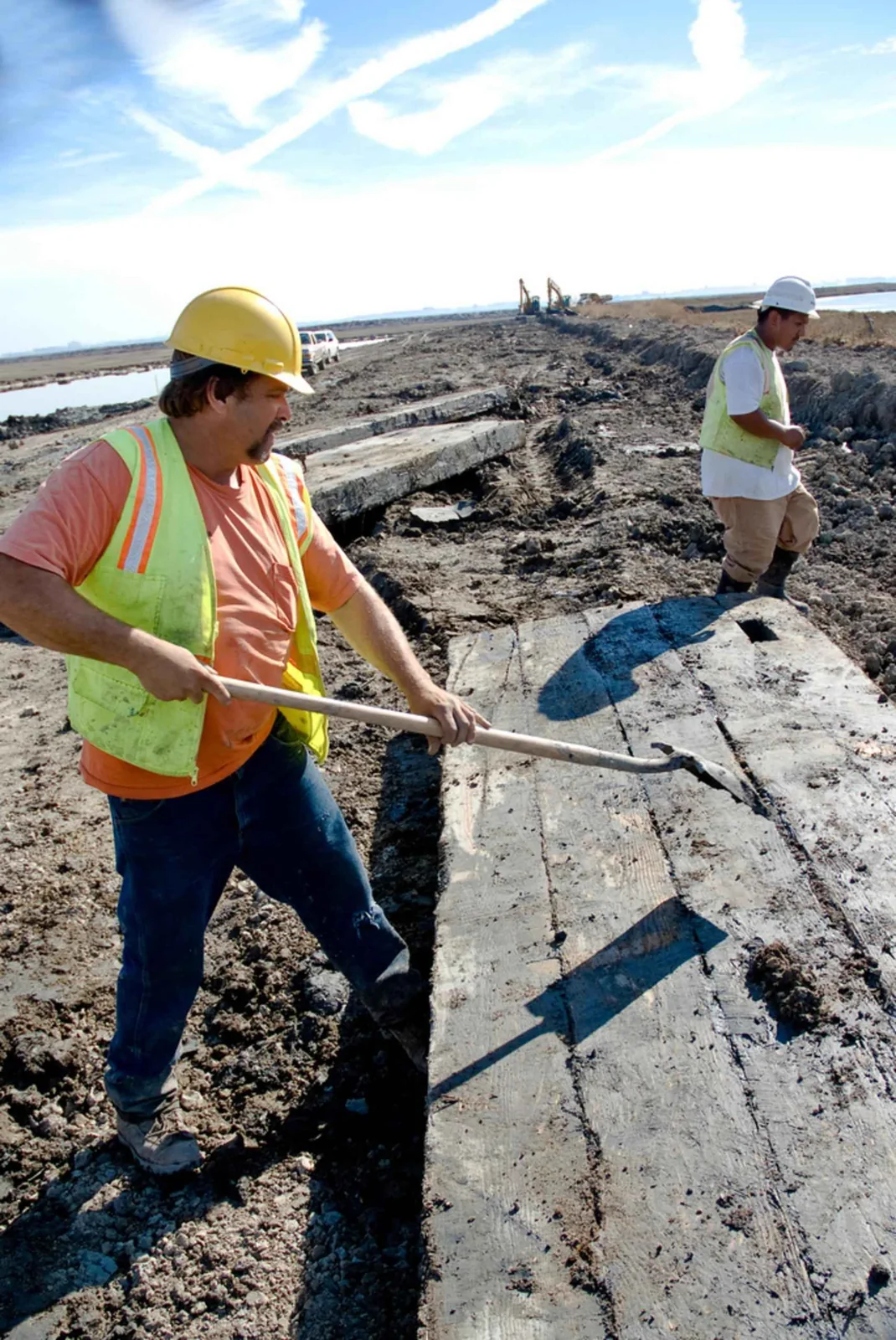 Trabajadores durante la construcción de una carretera.