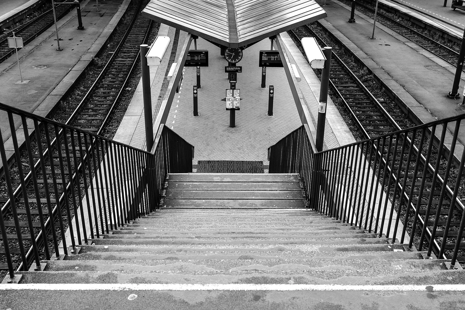 Escaleras y andenes de una estación de Copenhague.