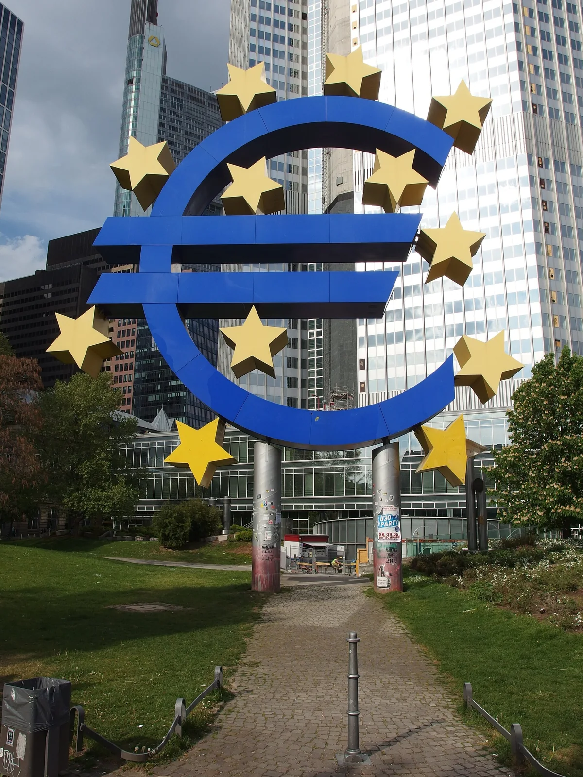 Escultura del euro en Fráncfort.