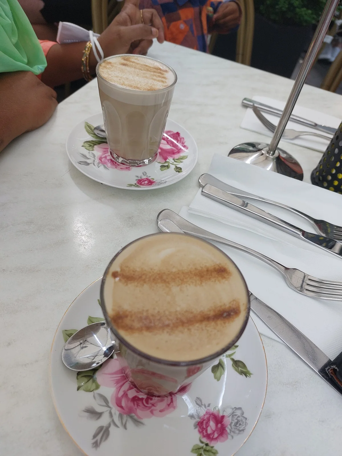 Tazas con bebidas servidas en una mesa.