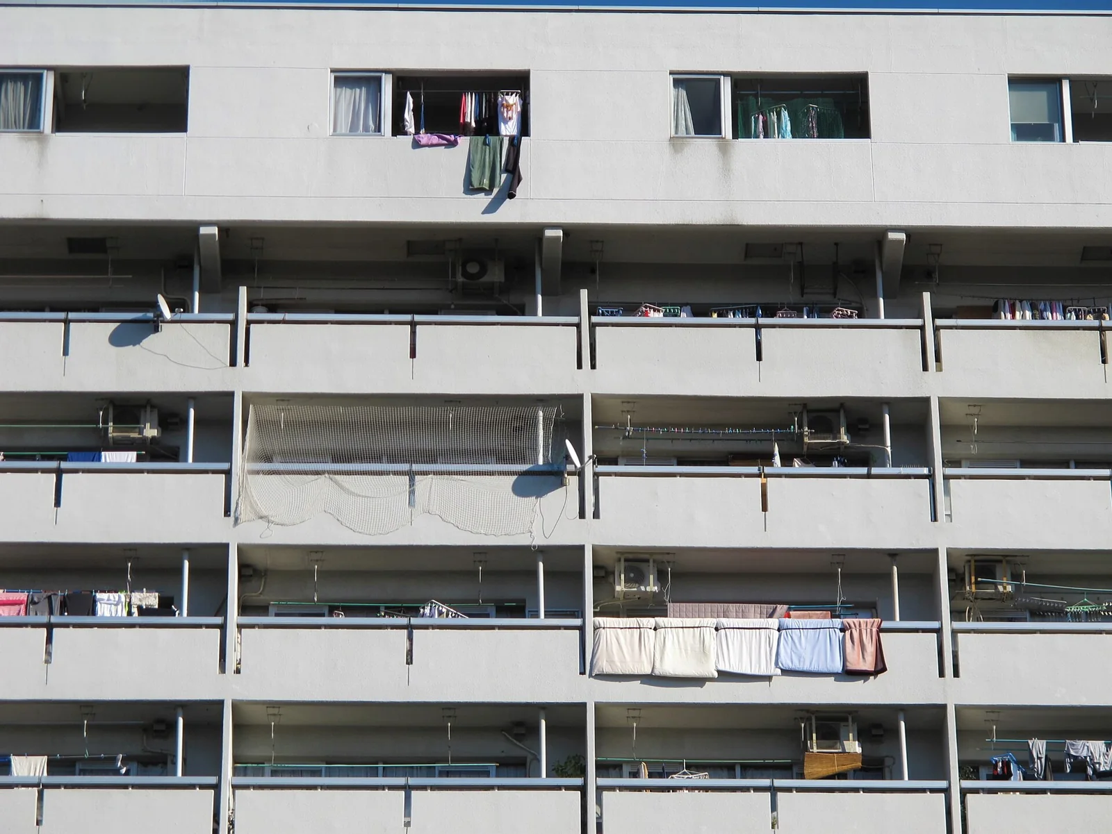 Balcones de un edificio de viviendas en Sapporo.