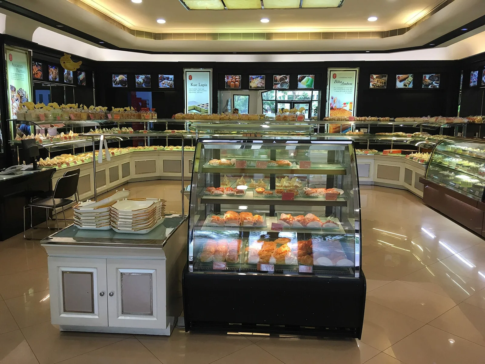 Interior de Holland Bakery en Malang, Indonesia.