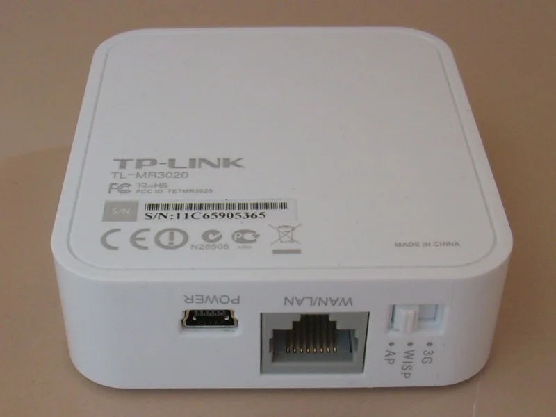 Puerto Ethernet y conexión de alimentación de un router TP-LINK TL-MR3020.