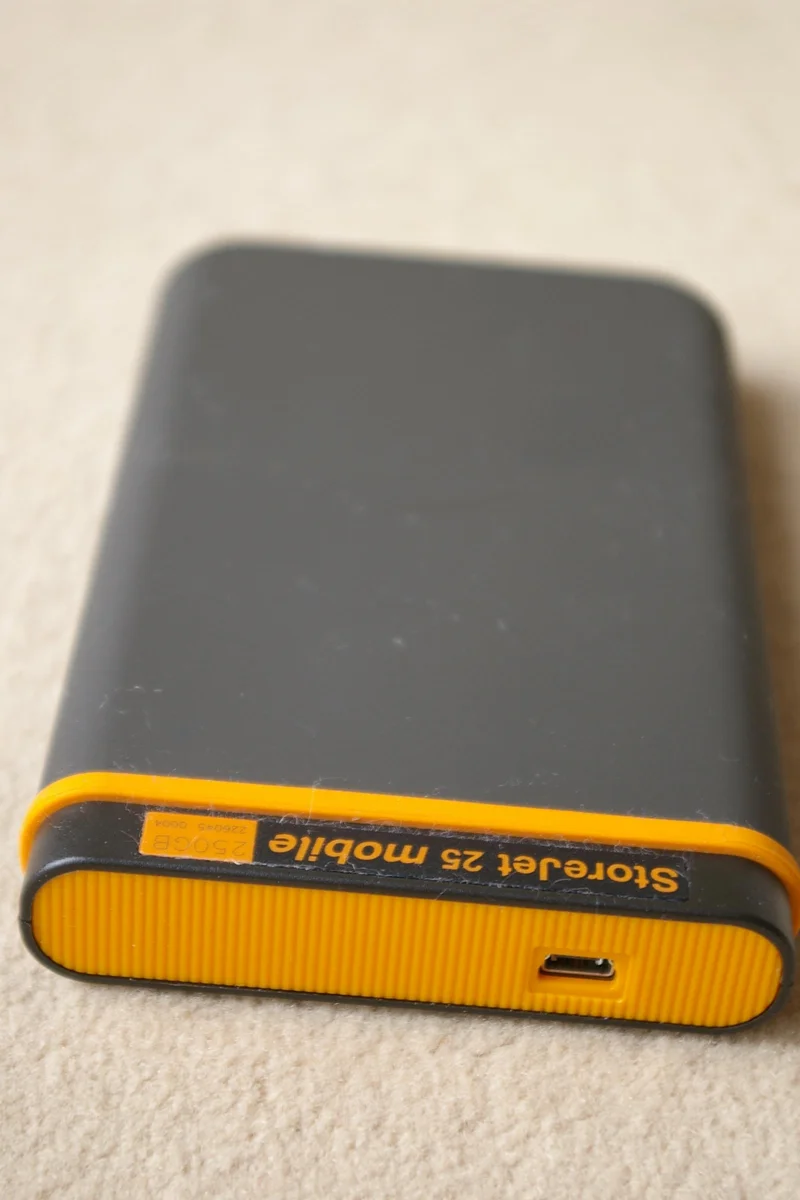 Disco duro externo Transcend StoreJet 25 con conexión USB.