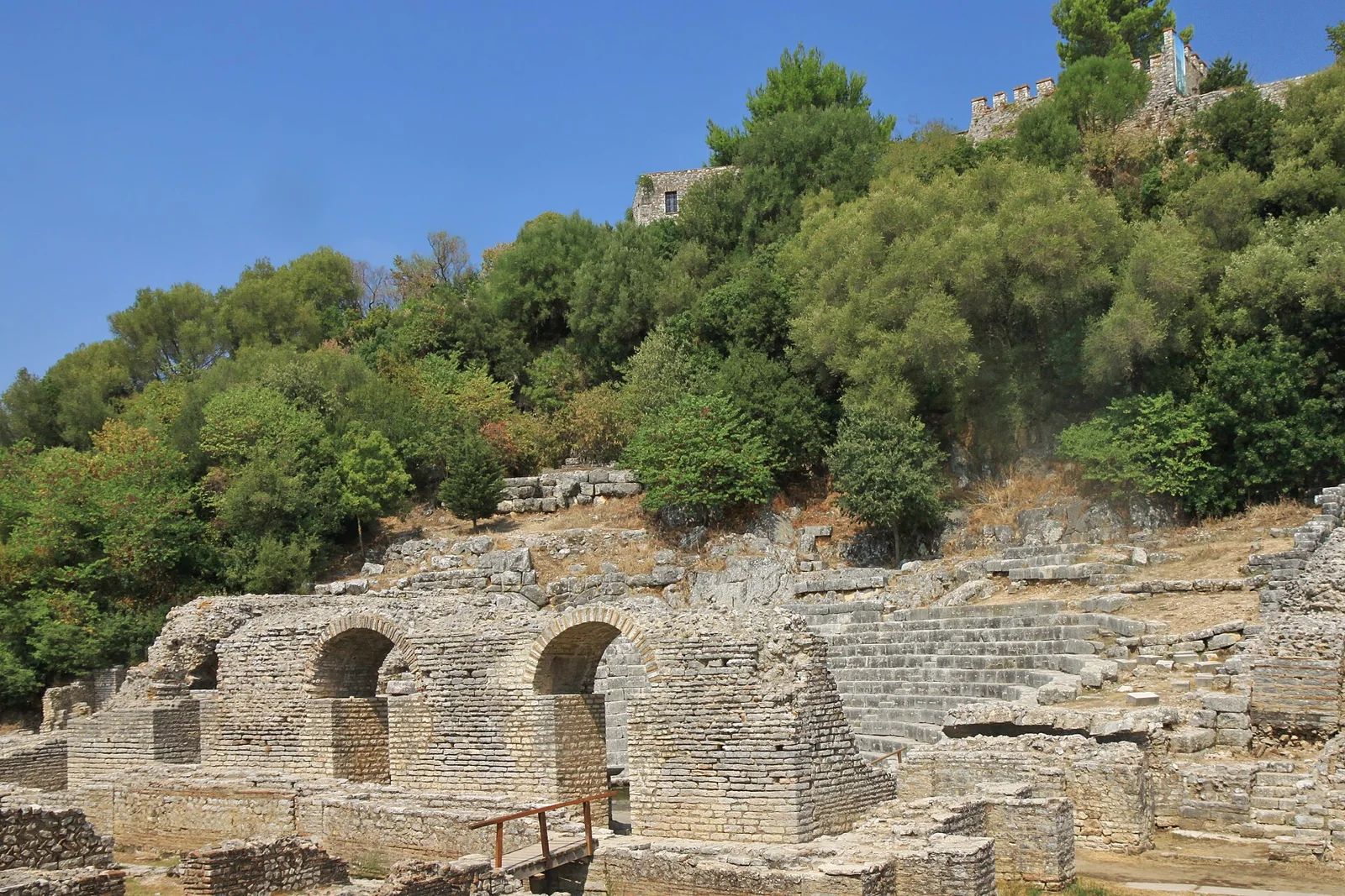 Teatro y fortaleza del yacimiento de Butrinto, Albania.