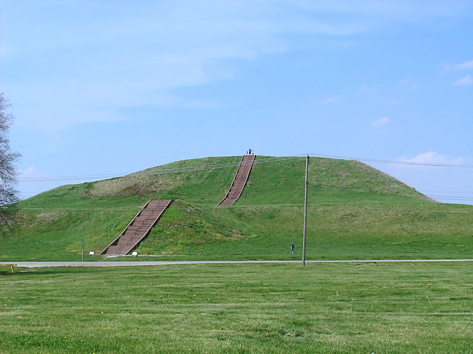 Monks Mound en el yacimiento de Cahokia, Estados Unidos.