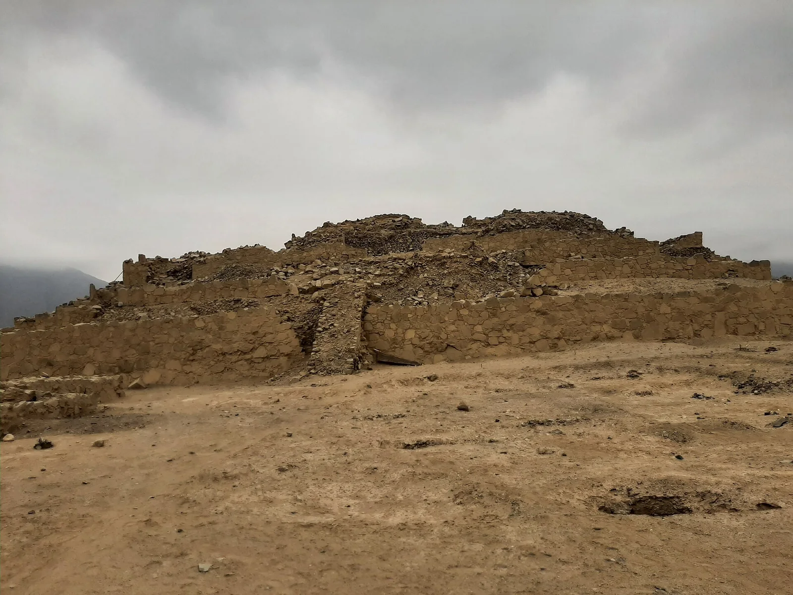 Estructura piramidal del yacimiento de Caral, Perú.