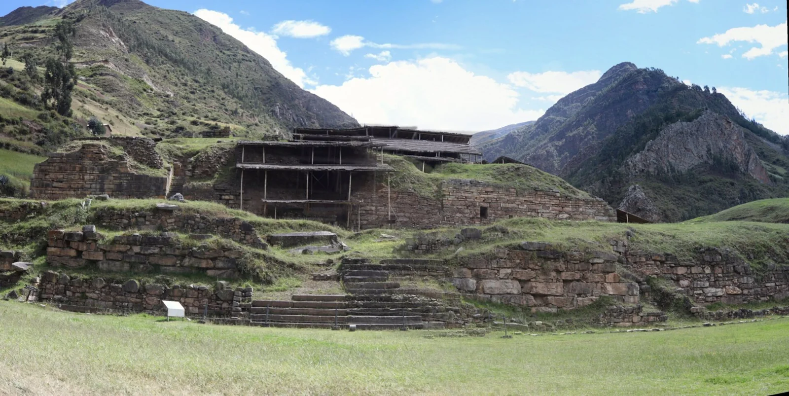 Panorámica del yacimiento de Chavín de Huántar, Perú.