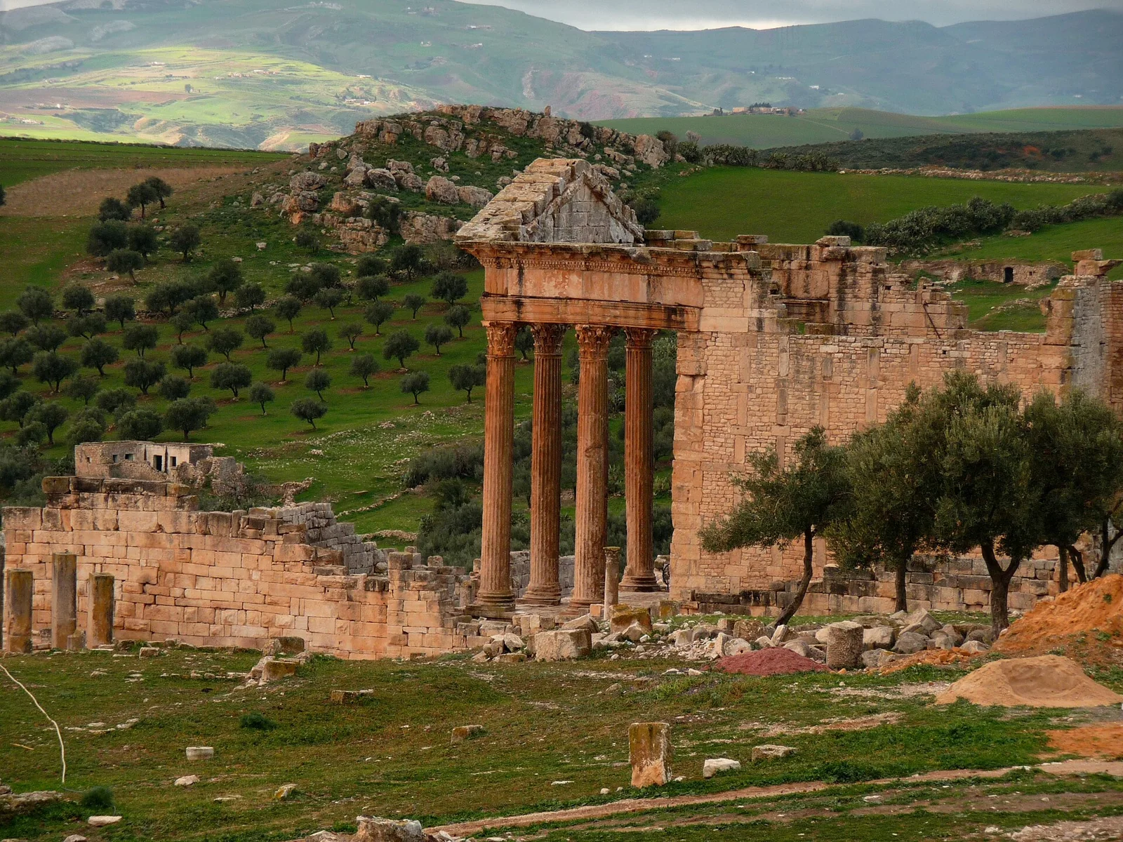 Capitolio de Dougga visto desde el teatro, Túnez.
