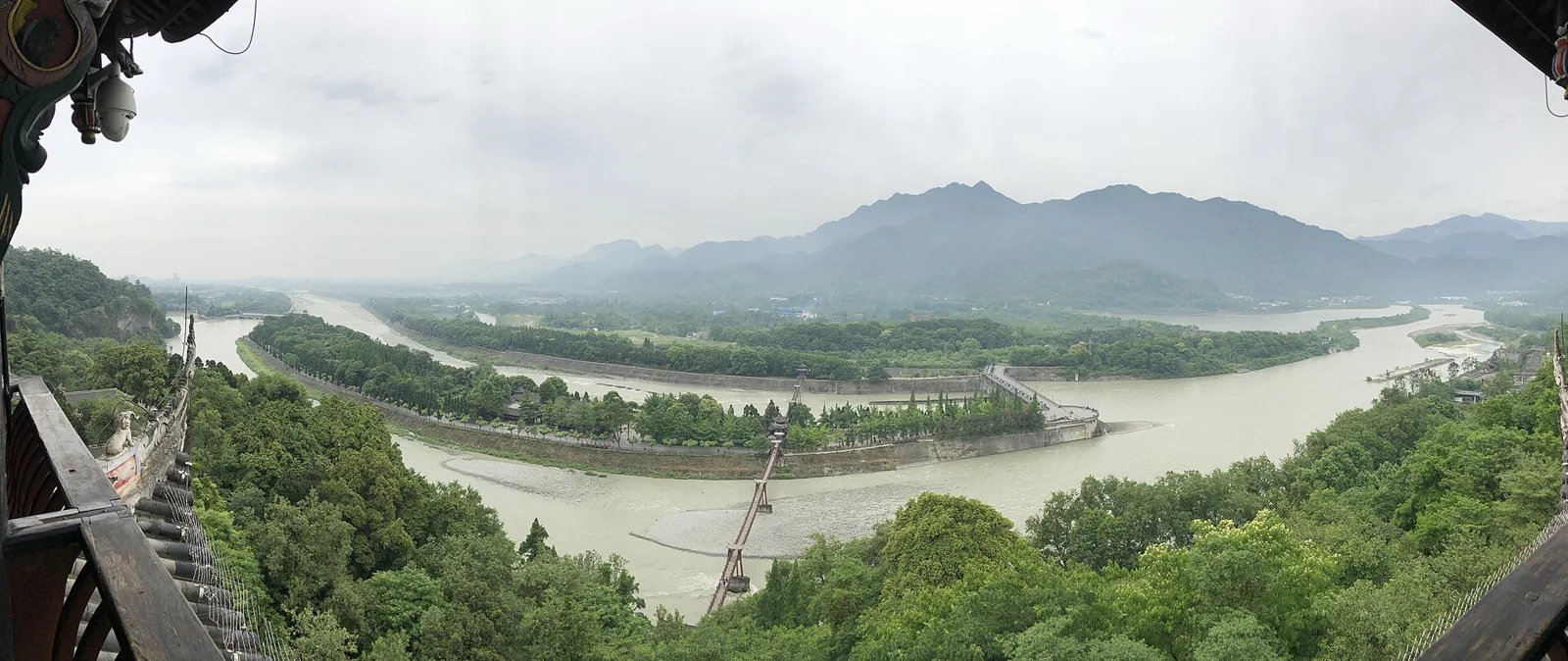 Estructuras del sistema de regulación de agua de Dujiangyan, China.