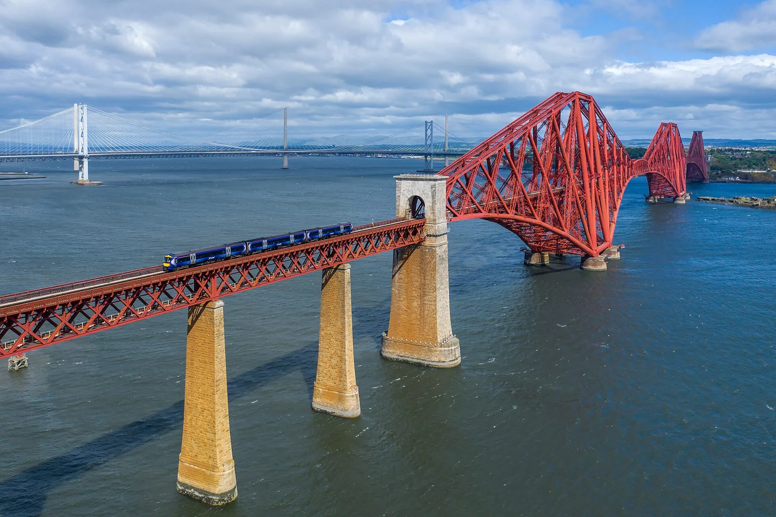 Un tren cruza el puente ferroviario del Forth, Escocia.