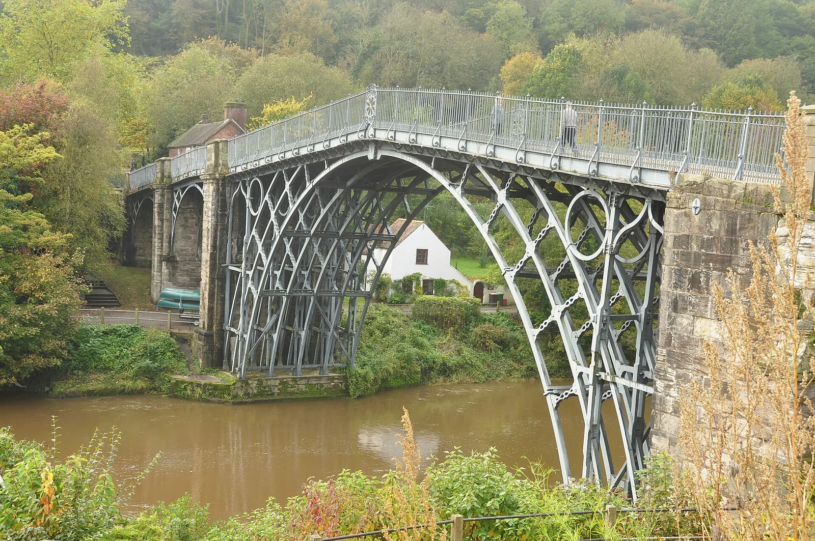 Puente de hierro de Ironbridge sobre el río Severn, Inglaterra.